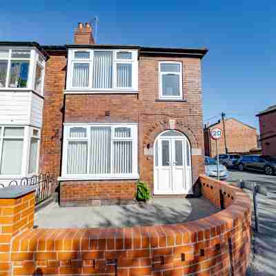 4BR 3BA Wigan Home | Long Stays Welcome Hotel Exterior