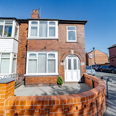 4BR 3BA Wigan Home | Long Stays Welcome