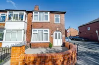 4BR 3BA Wigan Home | Long Stays Welcome - parking
