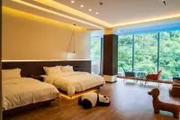 Xueyu Vale · Riverside Mountain Manor (Wolong Branch) - parking