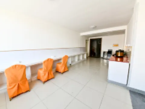 โรงแรมโฮมอินน์ เพบเบิล (สถานีรถบัสฉีเซีย) โรงแรมในฉีเซีย