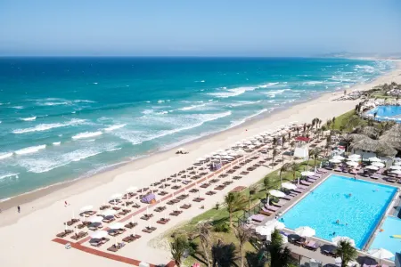 Swandor Cam Ranh Resort-Ultra All Inclusive Отели рядом с достопримечательностью «Пляж Бай Дай»