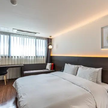 Hotel the Grang Jungmun Отели рядом с достопримечательностью «Храм Попхваса»