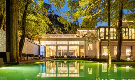 Shuanglong Resort Отели рядом с достопримечательностью «Huangdaxian Scenic Area»