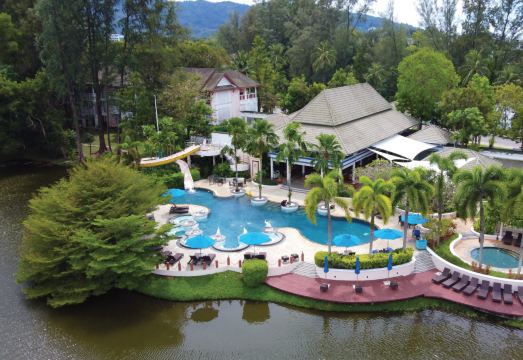 Homm Suites Laguna의 모던한 로비와 공용 공간