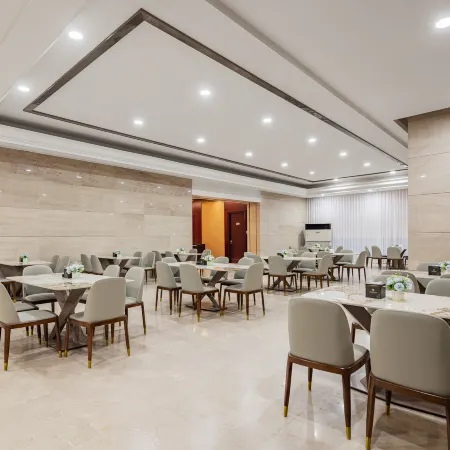 Howard Johnson Park Plaza Hotel (Jingshan Railway Station Inn)