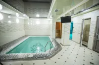 Leader Hotel - Pools
