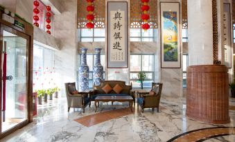 Baicheng Hexiang Hotel (Civic Plaza Haiming East Road Pedestrian Street Store)