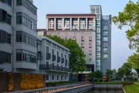 如家精選酒店（嘉興月河歷史街區南湖天地購物中心店） 鄰近橋東街21號顧氏民居的酒店