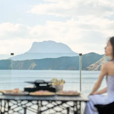 Lugu Lake Front Lake·Yueyao Lakeview Resort Hotel