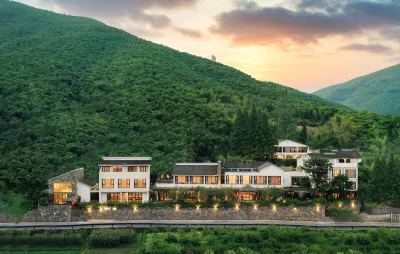 Yinhuawu Guesthouse Отели рядом с достопримечательностью «Мао Цзэдун, Нижний Каньон»