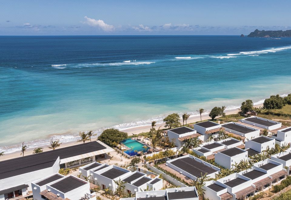 앰버 롬복 비치 리조트의 해변 근처 다이닝 공간