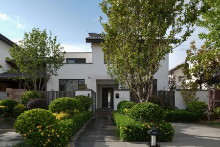 Lijiang Yulong Snow Mountain Hot Spring Hotel Отели рядом с достопримечательностью «Wenfeng Temple»