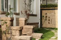 Reddish Brown · Shiliuyuan German-style Seaview Villa (Qingdao Naval Museum Underwater World)  호텔
