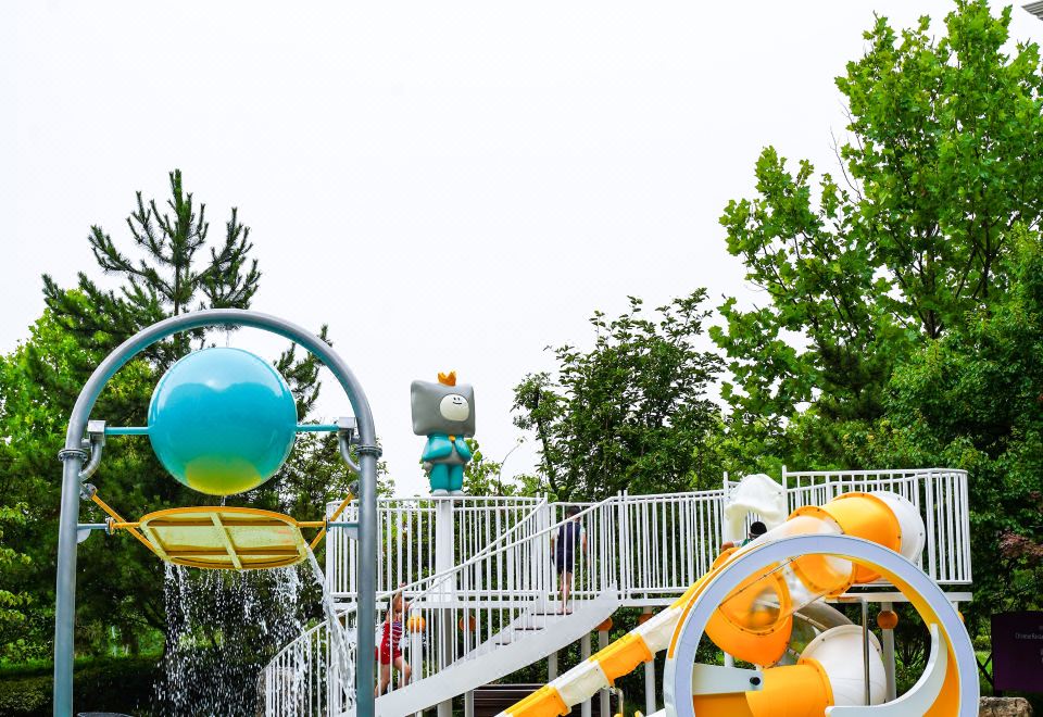 크라운 플라자 호텔의 수영장 시설