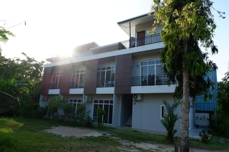 Snooze Inn Phuket - Free Shuttle to Bang Rong Pier Отели рядом с достопримечательностью «Road Runner Buggy and ATV Adventure Phuket»