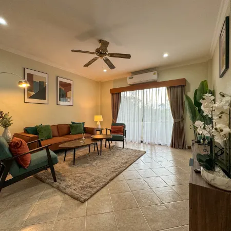 View Talay Longstay Hotel & Suites Отели рядом с достопримечательностью «Массаж Смайл»
