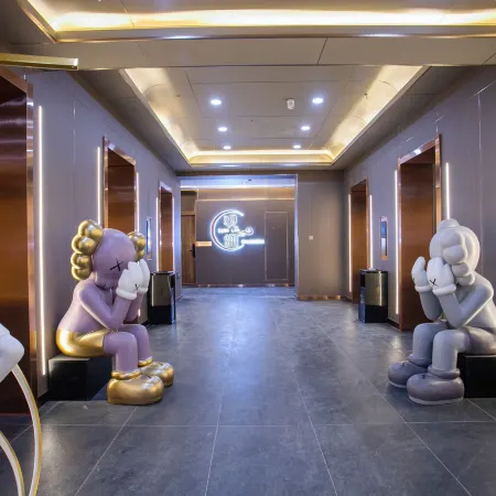 Guanlan Art-Themed High-Rise Homestay (Chinese Baroque)