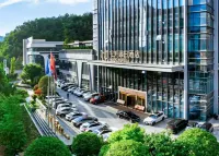 HUAKAI HOLIDAY HOTEL Các khách sạn gần Sân bay Võ Đang Sơn