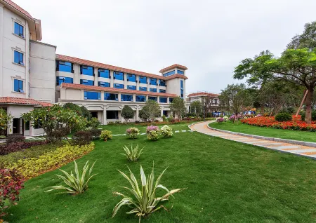 Jinsha Hotel (Jinsha Building, Guwenchang Cadre College Service Center) Отели рядом с достопримечательностью «Madiye Temple, Sufeng Mountain»