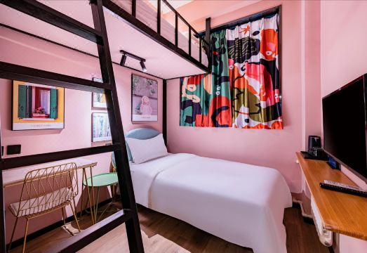 See you Hostel 침대