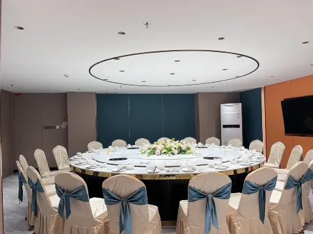 Huajin Hotel (Huaiji High-speed Railway Station Yueyun Bus Station) Отели рядом с достопримечательностью «Wenchang College»