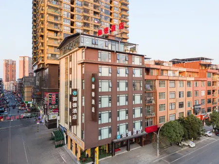 Yude Hotel (Fenghuangcheng) Отели рядом с достопримечательностью «Pingnanxian Caifu Square»