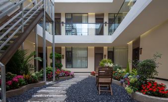 Chasing Cloud: Distant Mountain Dai, Tranquil Garden (Ancient City East Gate Store)