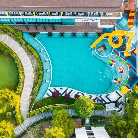 Bangsaen Heritage Hotel Отели рядом с достопримечательностью «Гора Кхао-Саммук»