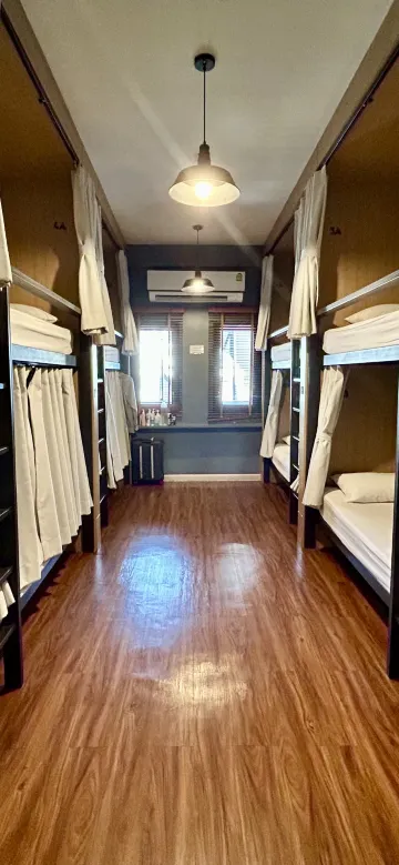 เตียงชั้นบนในห้องพักรวมชายแบบ 8 เตียง