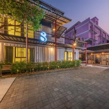 SHIN Hostel Changphuak ChiangMai Отели рядом с достопримечательностью «Ворота Чангпуак»