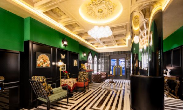 Xiangyu French Retro Hotel (Yanji Yanbian University Water Market Store)