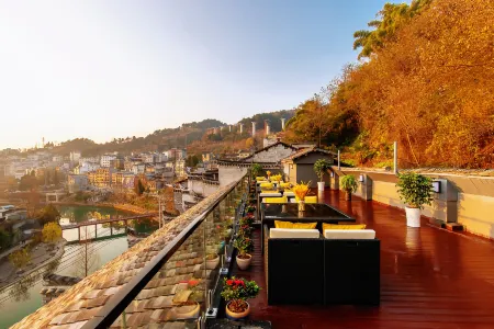 Tianqingshe Riverview Homestay (Phoenix Ancient City Lijiang Branch) Отели рядом с достопримечательностью «Fenghuang Yang's Ancestral Hall»