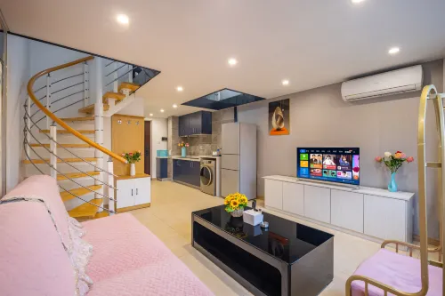 Muen LOFT Light Luxury Apartment (Qingdao North Railway Station Yongnian Road Subway Station)