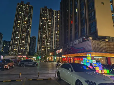 Lai Jia Hotel (Dayun City Branch) Отели рядом с достопримечательностью «Yanhu Park»