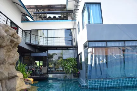 BKL Pool Villa Pattaya Отели рядом с достопримечательностью «Paradise Ocean View Condominium»