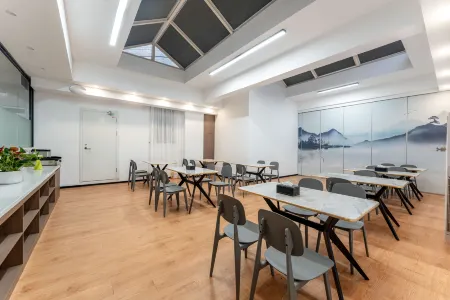 Haiyue Hotel (Yangling High School International Trade Shopping Center) Отели рядом с достопримечательностью «Northwest A&F University(South Campus)»