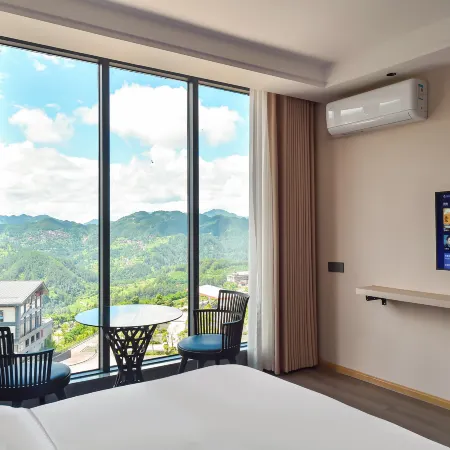 Xiyue Xijiang Hotel (Qianhu Miaozhai West Gate Tourist Service Center)