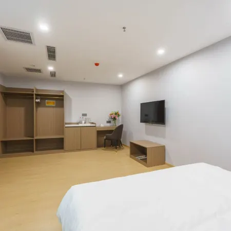 Yijing Hotel (Dalian Gangwan Square)