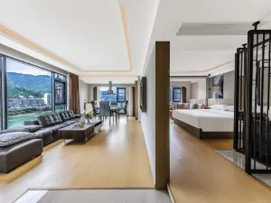 Redboer International Hotel along the River