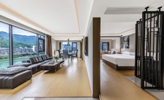 Redboer International Hotel along the River