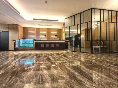 Berman Hotel (Linyi People's Square the Mixone) Hotels near Renmin Square