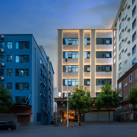 Xingyi Yunyue Smart Hotel (Xingyi High-Speed Railway South Station Wanfenglin Airport)