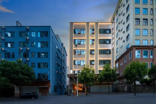 Xingyi Yunyue Smart Hotel (Xingyi High-Speed Railway South Station Wanfenglin Airport) - 2성급