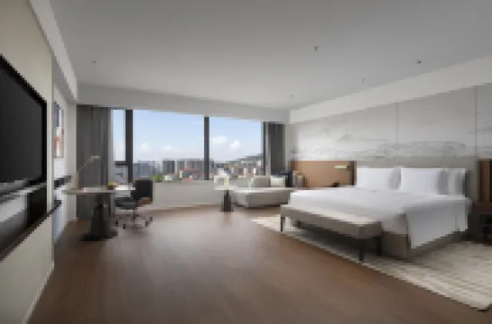 Crowne Plaza XIANGYANG FUCHUN LAKESIDE by IHG 襄陽のホテル