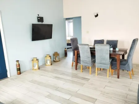 Feefee's stay cation Отели в г. Osbourn