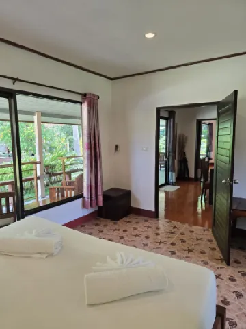 Baan Long Beach Hotels near Ko Lanta