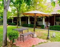 The Nine Bed & Restaurant Hotel in zona Death Railway