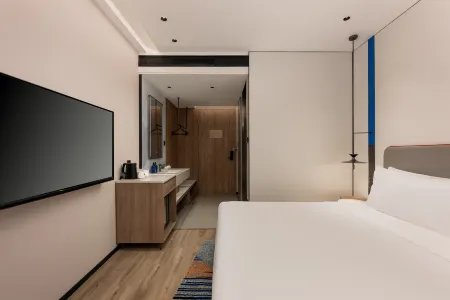 Holiday Inn Express Shanghai Changyang Road by IHG Отели рядом с достопримечательностью «Shanghaitiyu College»