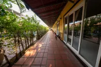 Hello Kampot Resort Hotel a 